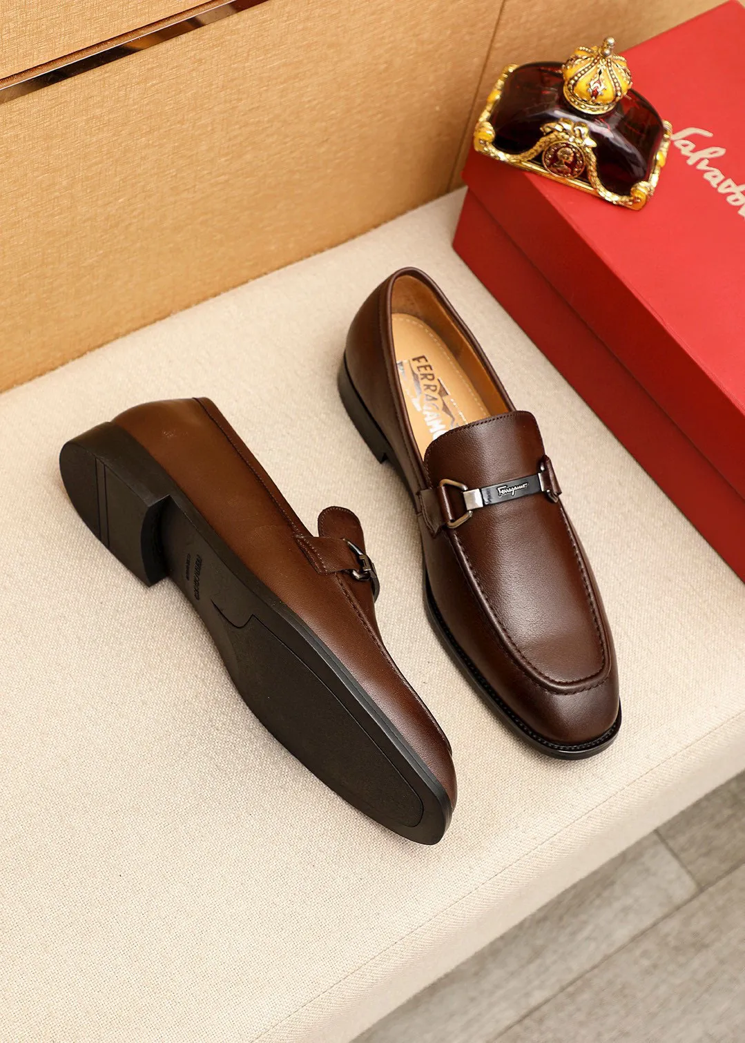 Men's shoes💰460💰 Product trademark: Ferragamo "Ferragamo" casual leather shoes Regular size: 38-44 (45🉑️customized) Product materials: Selected imported first-layer calfskin upper + luxury hardware buckle, imported water-dyed cow leather lining. Strong three-dimensional visual effect, original outsole Color: 3⃣️colors available
